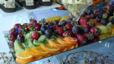 Meyvelerle dolu güzel bir açık büfe..