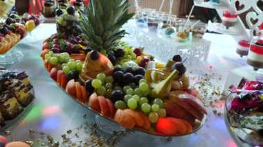 Meyvelerle dolu güzel bir açık büfe..