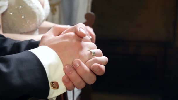 Bruiden Met Gesloten Handen Bidden Tijdens Het Huwelijk — Stockvideo