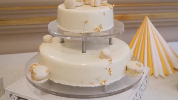 Vacker Bröllopstårta Dekorerad Med Två Hjärtan — Stockvideo