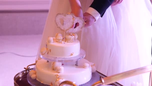 Menyasszony Vőlegény Felvágott Egy Gyönyörű Esküvői Tortát Két Szívvel Díszítve — Stock videók