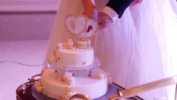Menyasszony Vőlegény Felvágott Egy Gyönyörű Esküvői Tortát Két Szívvel Díszítve — Stock videók