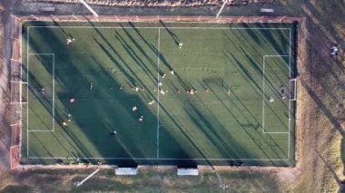 Genç futbolcuların antrenman için havadan bakış açısı.