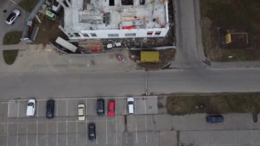 İnşaat alanının havadan görüntüsü üzerinde çalış. İşçiler ve inşaat ekipmanları bu süreçte.