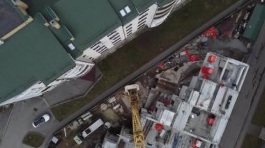 İnşaat alanının havadan görüntüsü üzerinde çalış. İşçiler ve inşaat ekipmanları bu süreçte.