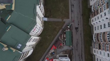 İnşaat alanının havadan görüntüsü üzerinde çalış. İşçiler ve inşaat ekipmanları bu süreçte.