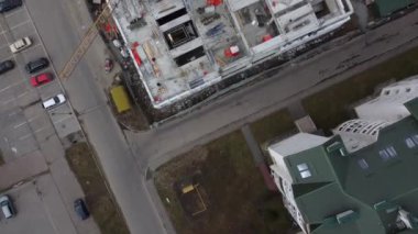 İnşaat alanının havadan görüntüsü üzerinde çalış. İşçiler ve inşaat ekipmanları bu süreçte.