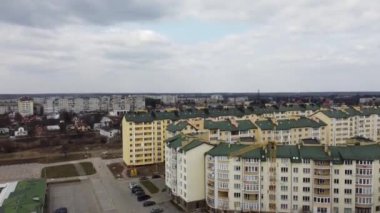 Yeni binalar ve şantiyelerle tipik şehir manzarası.