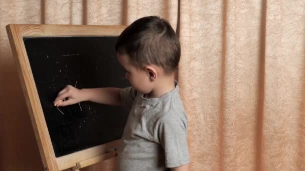 Uczę Się Domu Chłopiec Uczy Się Pisać Kredą Tablicy — Wideo stockowe