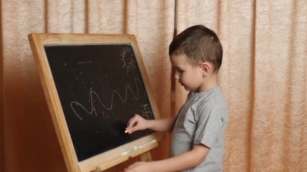 집에서 배우기 칠판에 분필로 글씨쓰는 배운다 — 비디오