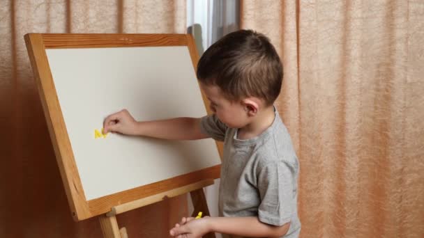 Μαθαίνω Στο Σπίτι Αγόρι Μαθαίνει Αλφάβητο Μαγνητικά Γράμματα — Αρχείο Βίντεο