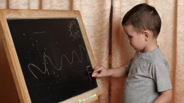 Thuis Leren Jongen Leert Schrijven Met Krijt Een Schoolbord — Stockvideo