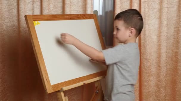 Lernen Hause Der Junge Lernt Das Alphabet Mit Magnetbuchstaben — Stockvideo