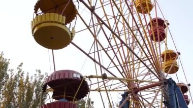 Dönme dolap, metal yapıyı yavaşça döndürür. Boş zaman ve eğlence..