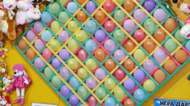 Toplarla çekilen dartlar. Çocuk ve yetişkin eğlencesi.