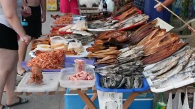 Balık ve deniz ürünleri ticareti. Satıcı sinekleri ve diğer böcekleri balıklardan uzaklaştırır..