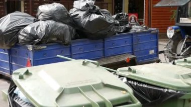 Karavan çöp torbası ve iki çöp tenekesiyle dolu..