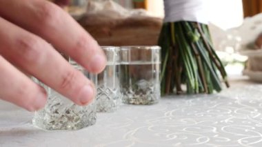 Üç adam masadan bir bardak alkol alıyor. Sosyal sorunlar kavramı. Alkolizm.