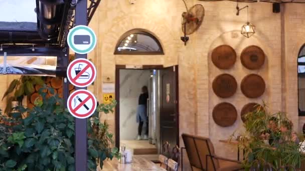 Πινακίδες Στην Είσοδο Του Εστιατορίου Απαγορεύεται Κάπνισμα Φαγητό Ποτό Και — Αρχείο Βίντεο