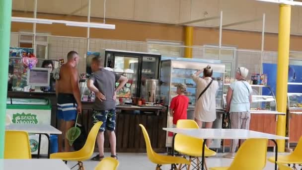 People Stand Line Dining Room Order Food Catering Establishment — Vídeo de stock