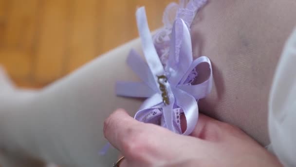 Een Vrouw Doet Een Kousenband Haar Been Voorbereiding Van Viering — Stockvideo