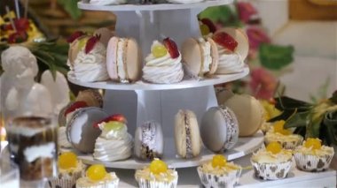 Meyveler, tatlılar ve kekler ile şenlikli tatlı masa. Tatlı bir masanın ahenkli servisi..
