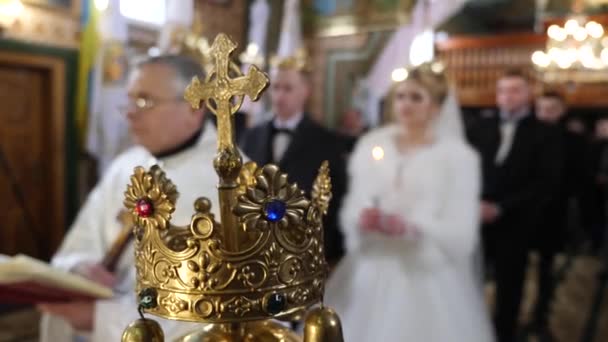 Kronan Med Ett Kors Religiöst Objekt Bakgrunden Ikonostasen Kyrkan — Stockvideo