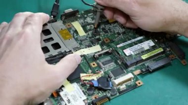 Sorun çıkarmak için bilgisayar panosu testi. Laptop tamiri. Bilgisayar servisi.