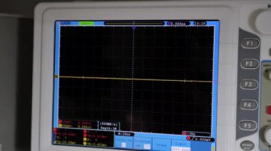 Bilgisayar kartı testi. Laptop tamiri. Bilgisayar servisi. Oscilloscope çalışıyor..