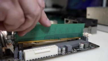 RAM yükleniyor. Laptop tamiri. Bilgisayar servisi.