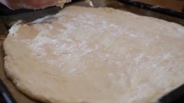 Ev yapımı pizza yapma süreci. Basit bir tarifle pizza..
