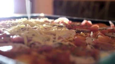 Ev yapımı pizza yapma süreci. Basit bir tarifle pizza..