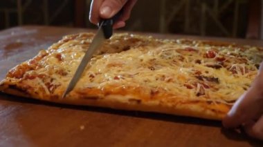 Evde pişmiş hazır kokulu pizza kesiyorum..