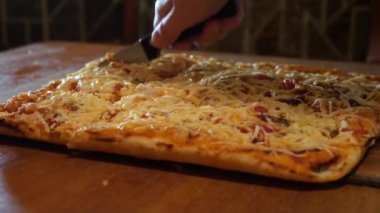 Evde pişmiş hazır kokulu pizza kesiyorum..