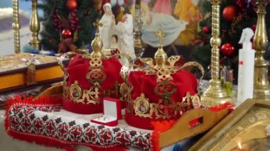 Ortodoks kilisesi düğünü. Kilise gereçleri alyanslar, taçlar, dini eşyalar..