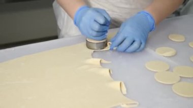 Etli hamur köftesi pişiriyorum. Kıyma ile doldurulmuş hamur. Ev yapımı yemek..