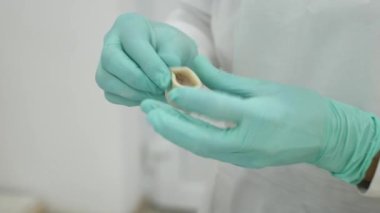 Etli hamur köftesi pişiriyorum. Kıyma ile doldurulmuş hamur. Ev yapımı yemek..