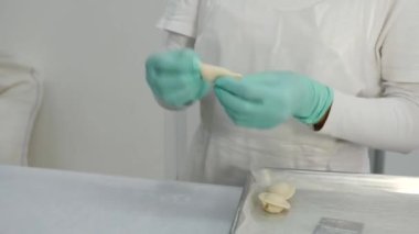Etli hamur köftesi pişiriyorum. Kıyma ile doldurulmuş hamur. Ev yapımı yemek..