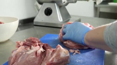 Eti küçük parçalara ayırmak, et pişirmek. Bir aşçının işi..