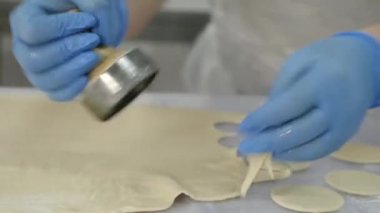 Etli hamur köftesi pişiriyorum. Kıyma ile doldurulmuş hamur. Ev yapımı yemek..