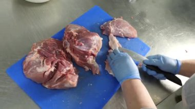 Eti küçük parçalara ayırmak, et pişirmek. Bir aşçının işi..