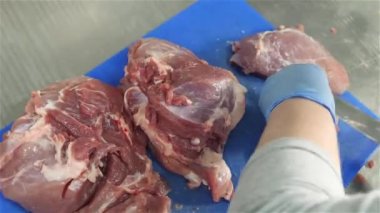 Eti küçük parçalara ayırmak, et pişirmek. Bir aşçının işi..