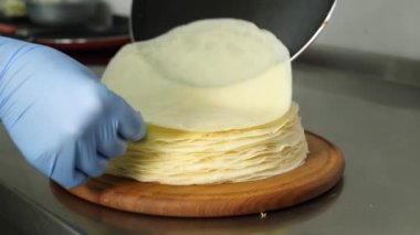 Kızarmış gözleme hamuru. Krep hazırlığı. Mutfakta çalış. Yarı bitmiş ürün.