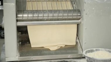 Hamuru istenen kalınlığa çevirme süreci. Daha fazla pişirmek için hamuru yuvarlayın..