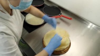 Kızarmış gözleme hamuru. Krep hazırlığı. Mutfakta çalış. Yarı bitmiş ürün.