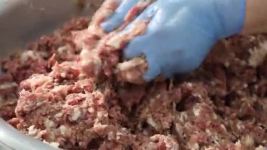 Kıyma hazırlığı için. Et işleme. Etle çalışmak.