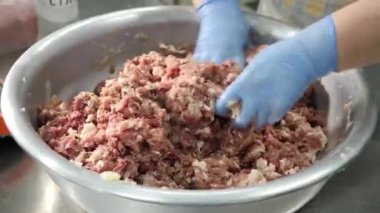 Kıyma hazırlığı için. Et işleme. Etle çalışmak.
