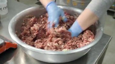 Kıyma hazırlığı için. Et işleme. Etle çalışmak.