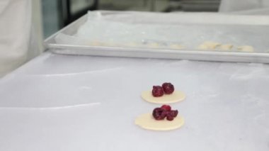 Kirazlı sıva köftesi yapıyorum. Mutfakta takım çalışması. Ev yemekleri..