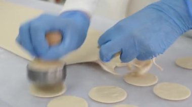 Hamur köftesi pişiriyorum. Hamur köftesi yapmak için hamur yapıyorlar. Ev yapımı yemek..